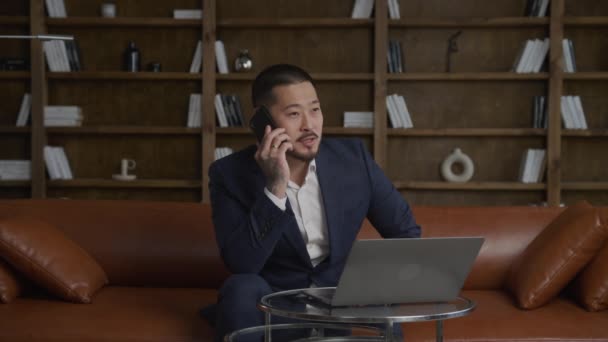 Ofisteki Kendine Güvenen Adamı Telefon Görüşmesi Bir Anlaşmaya Varmak Için — Stok video