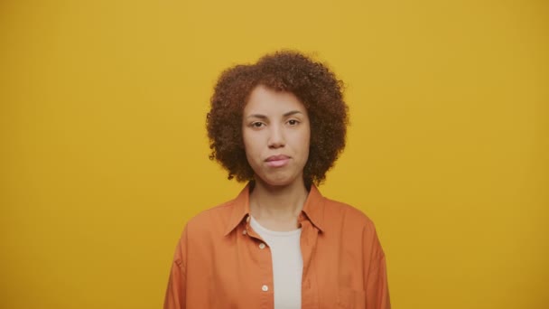 Femme Regardant Portrait Caméra Sur Fond Jaune Tête Clin Œil — Video