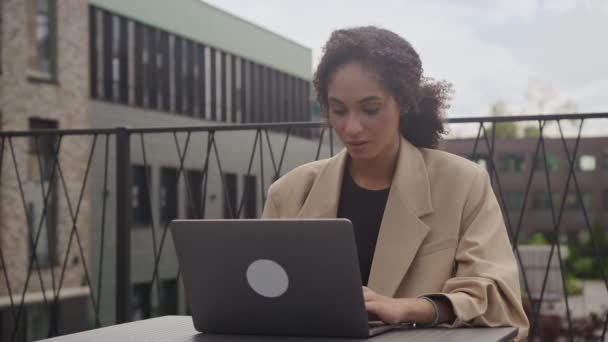 Szomorú Üzletasszony Dolgozik Laptop Szabadban Boldogtalan Néz Félre — Stock videók
