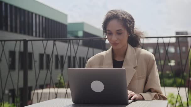 Woman Reading Hírek Laptop Külső Üzletasszony Kap Pozitív Üzenetet — Stock videók
