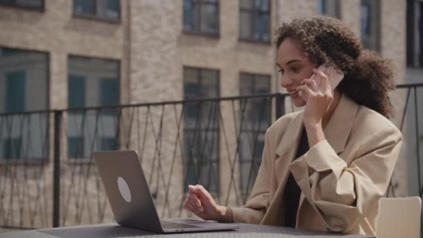 Geschäftsfrau Telefoniert Freien Frau Surft Auf Laptop Während Sie Mit — Stockvideo
