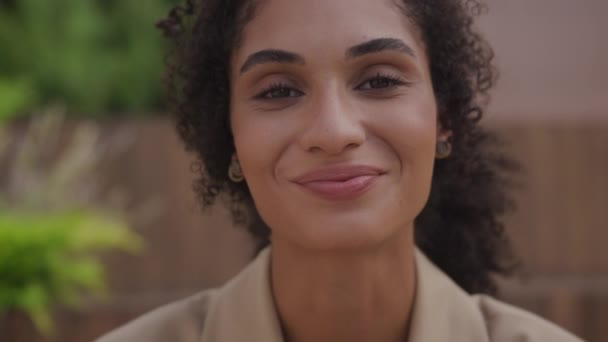 Curly Modern Woman Portrait Empresária Fechar Livre Sorrindo Senhora Olhando — Vídeo de Stock