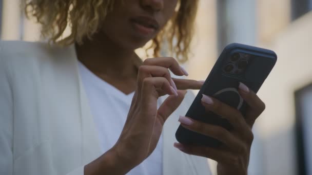 Tanımlanamayan Bayan Akıllı Telefon Yakından Bakıyor Cep Telefonu Kullanan Kadın — Stok video