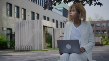 Açık havada dizüstü bilgisayarda çalışan düşünceli kadın, Ofis Parkı 'nda bilgisayar kullanan iş kadını