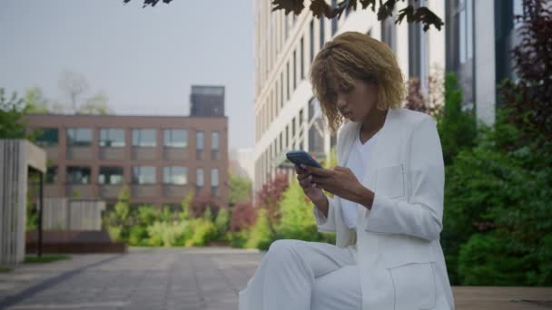 スマートフォン外でメッセージをタイピングする女性 携帯電話でのビジネスマンテキスト — ストック動画
