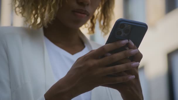 无法辨认的女性在智能手机上的打字信息关闭室外 — 图库视频影像