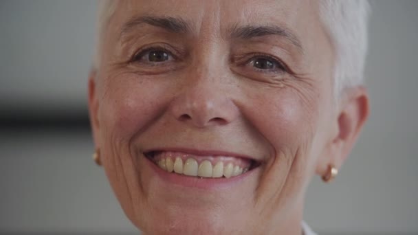 Femeie Vârstă Femeie Zâmbind Față Close Doamnă Matură Privind Camera — Videoclip de stoc