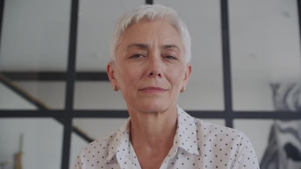 Lehrerin Mittleren Alters Blickt Kamera Und Lächelt Seniorin Nahaufnahme — Stockvideo