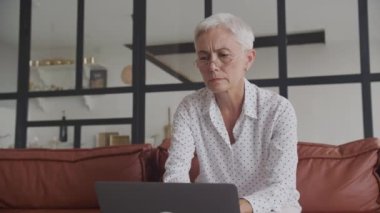 Laptop 'ta Negatif Mesaj Okunan Düşünceli Yaşlı Kadın Olgun İş Kadını Üzgün ve Yorgun