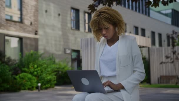 Mulher Navegando Laptop Banco Parque Escritório Facilidade Empresária Usando Computador — Vídeo de Stock