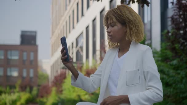 Geschäftsfrau Spricht Über Videotelefonie Mit Smartphone Draußen Frau Spricht Einer — Stockvideo