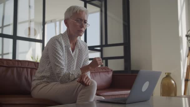 Pensive Senior Woman Czytanie Złych Wiadomości Laptopie Biurze Dojrzałe Dorosłe — Wideo stockowe