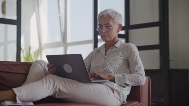 Időskorú Hölgy Böngészés Online Laptop Kanapén Senior Woman Using Computer — Stock videók