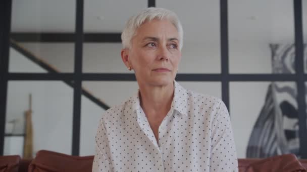 Lächelnde Seniorin Porträt Drinnen Reife Erwachsene Frau Blick Die Kamera — Stockvideo
