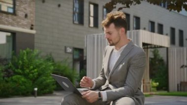 Stresli İşadamı Laptop 'ta Kötü Haberler Okuyor Açık havada, Mali Sorunlu Adam