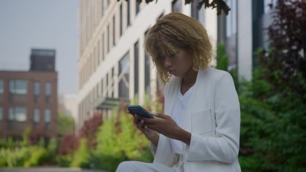 Businesswoman Problémy Smutná Žena Přijímat Špatné Zprávy Smartphone Venku — Stock video