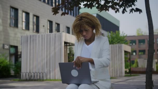ビジネスウーマン ラップトップを開いて外でタイピング ダウンタウン地区のコンピュータで働く女性 — ストック動画