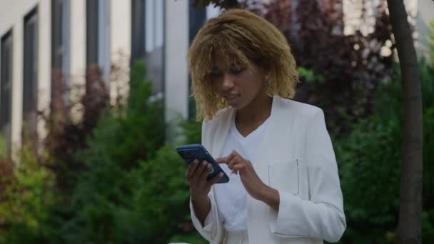 在市中心 妇女在智能手机上浏览 女商人在智能手机上在线浏览 — 图库视频影像