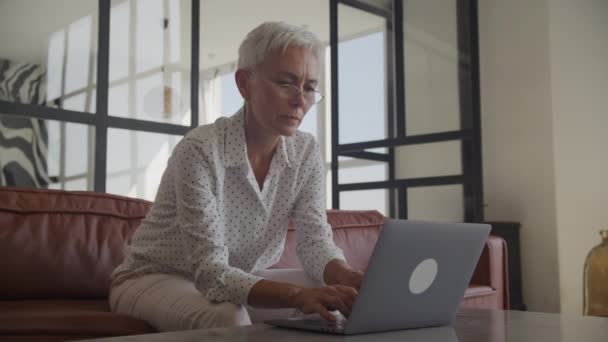 Dojrzała Kobieta Wpisując Laptopie Biurze Starszy Dorosły Bizneswoman Praca Komputerze — Wideo stockowe