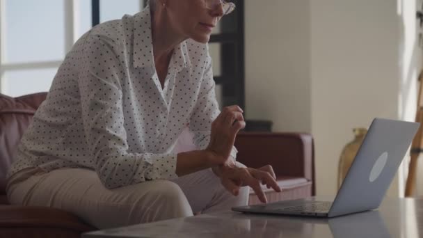 Starsza Kobieta Przeglądająca Laptopie Office Close Dojrzałe Businesswoman Okularach Praca — Wideo stockowe