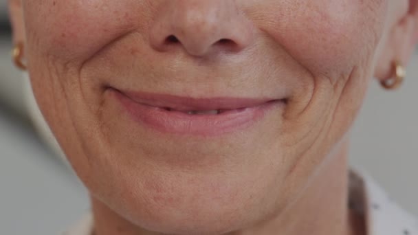 Reife Frau Lächelt Der Nähe Zeitlupe Drinnen — Stockvideo