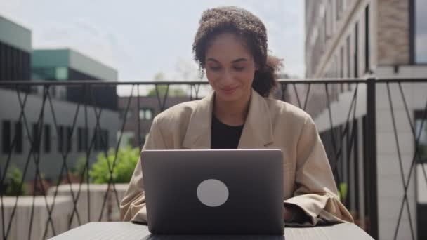 ラップトップアウトドアで働くポジティブな女性 ビジネスマンリーディングとコンピュータの外でタイピング — ストック動画