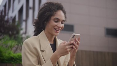 Smartphone 'dan Kadın İş Bulma Mesajı Aldı, İş Kadını Dışarıda Başarı Kutlaması