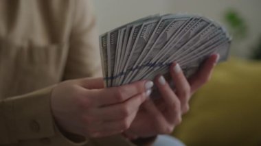 Yörüngede Nakit Parası Olan Tanımlanamayan Kadın