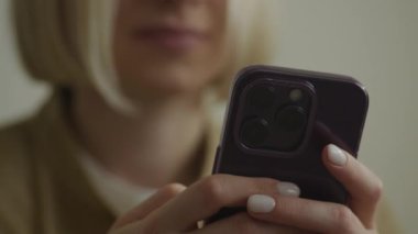 Modern Smartphone 'da Yazan Tanımlanamayan Kadın Yakın İzleme Çekimi