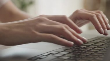 Dizüstü bilgisayarda yazan kadın eller klavyeyi kapatın, bayan parmaklar bilgisayarı kullanıyor.