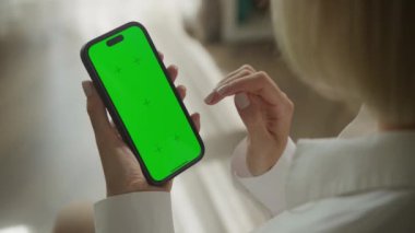 Yeşil Ekran Akıllı Telefonun Merkezinde Tek Basın veya Zorla, Omuz Görünümü Üzerine Tek Tıklama Chroma Tuşlu Akıllı Telefona