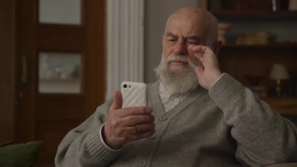 Büyükbaba Smartphone Kol Sandalyesinde Üst Düzey Adam Akıllı Telefon Kullanıyor — Stok video