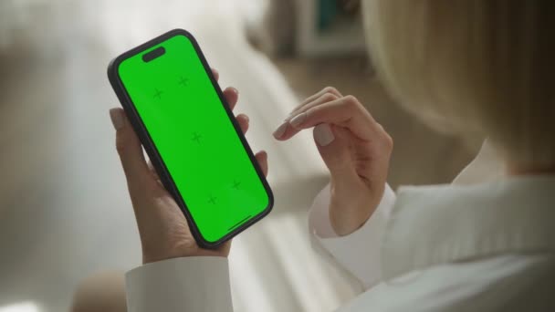 单次按或推入绿色屏幕智能手机中心 点击Chroma键智能电话浏览肩部视图 — 图库视频影像
