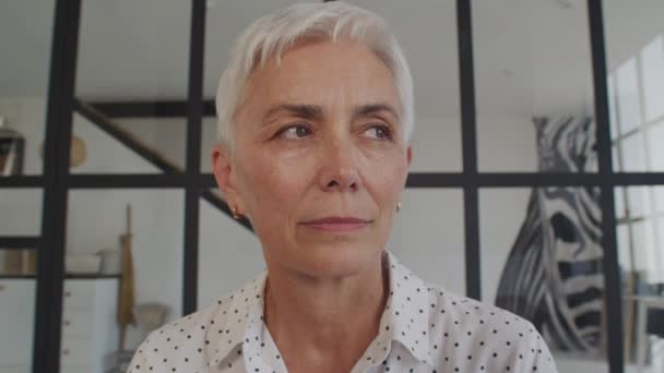 Starší Žena Zblízka Portrét Vnitřní Starší Dospělá Dáma Při Pohledu — Stock video