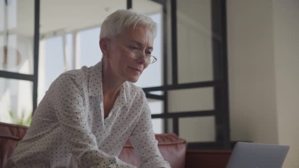 Старша Жінка Отримує Пропозицію Роботи Святкує Досягнення Ноутбуці Зріла Підприємець — стокове відео