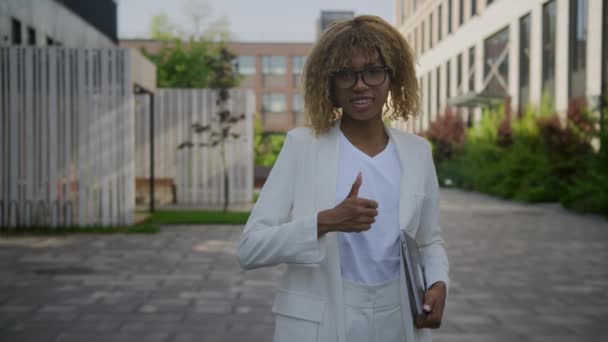 Kobieta Pokazuje Kciuki Górę Gesture Zewnątrz Centrum Miasta Ulicy Bizneswoman — Wideo stockowe