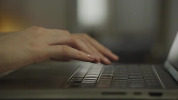 Női Kezek Gépelés Laptop Billentyűzet Close Felismerhetetlen Női Kar Munka — Stock videók