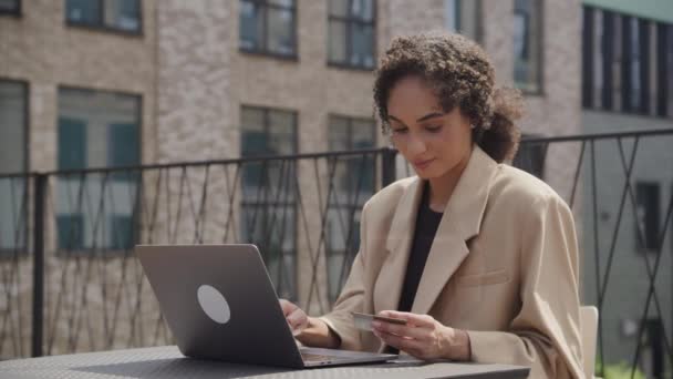 Mulher Entrando Informações Cartão Crédito Compras Line Laptop Empresária Digitando — Vídeo de Stock