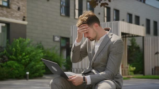 Бизнесмен Беде Человек Читает Плохие Новости Ноутбуке Открытом Воздухе Проблемы — стоковое видео
