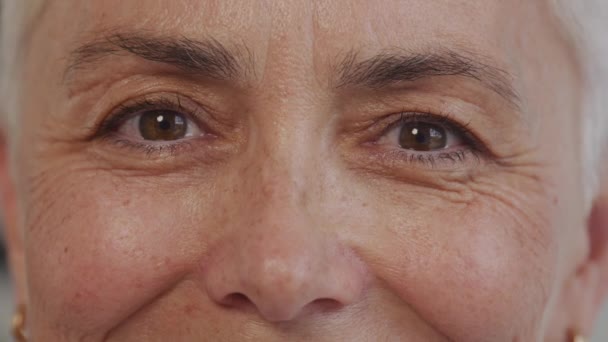 Ochi Seniori Femeie Privind Camera Aproape Mișcare Lentă — Videoclip de stoc