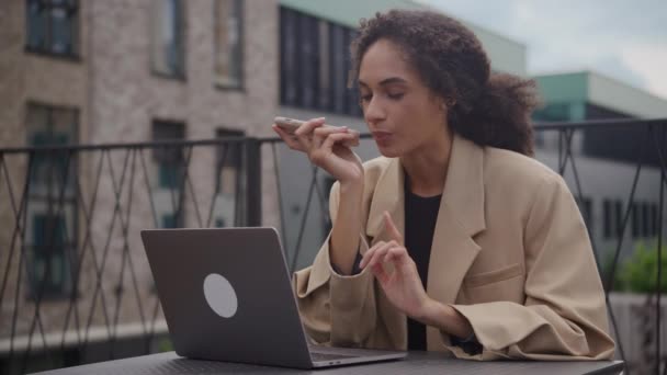 Mulher Gravando Mensagem Voz Usando Smartphone Empresária Falando Áudio Alto — Vídeo de Stock
