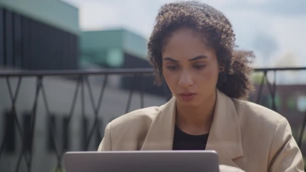 Pensive Woman Διαβάζοντας Άσχημα Νέα Στο Laptop Close Outdoors Αναστατωμένη — Αρχείο Βίντεο