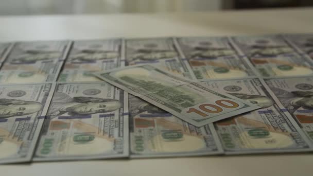 Snurra Runt Kontant Pengar 100 Dollar Bill Skrivbordet Närbild Inomhus — Stockvideo