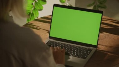 Yeşil Ekran Laptop Dokunmatik Defterine Tarayıcı Omuz Görünümü Üzerinde Tanınmayan Kadın El Kroma Anahtar Bilgisayarında Kaydırma