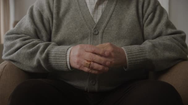 Uomo Anziano Con Braccia Piegate Vicino Nonno Mani — Video Stock