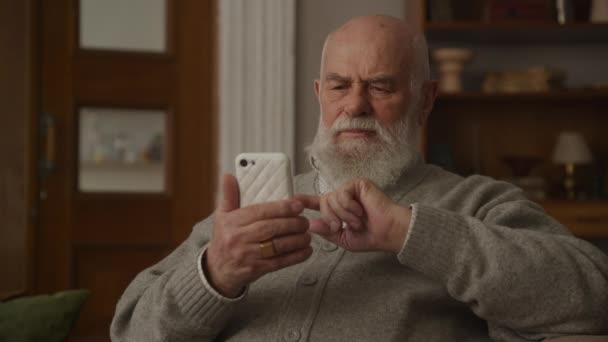 Senior Vuxen Man Bläddrar Smartphone Närbild Farfar Surfa Online Smart — Stockvideo