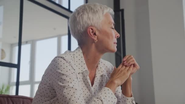 Pensive Senior Woman Looking Away Close Orbititing Mature Felnőtt Üzletasszony — Stock videók