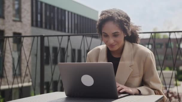 Ondernemer Met Behulp Van Laptop Stad Downtown Street Happy Woman — Stockvideo