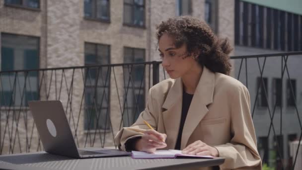 Wanita Mendengarkan Kursus Pendidikan Daring Jarak Jauh Menggunakan Laptop Outdoors — Stok Video