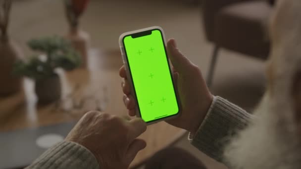 Dwa Razy Przesuń Palcem Zielonym Ekranie Pionowy Smartfon Pomieszczeniu Starszy — Wideo stockowe